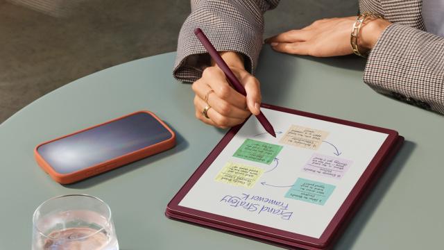 <b>Amazon lansează noi produse Kindle: Scribe şi Scribe Colorsoft, blânde cu ochii şi cu autonomie generoasă</b>Amazon a lansat colecţia de toamnă de produse, de la noi modele Fire TV Stick, la Kindle-uri noi din gama Scribe. E vorba despre Kindle Scribe 2025 şi Kindle Scribe Colorsoft, ultimul cu un ecran color blând cu ochii. Ce preţ şi ce specificaţii 