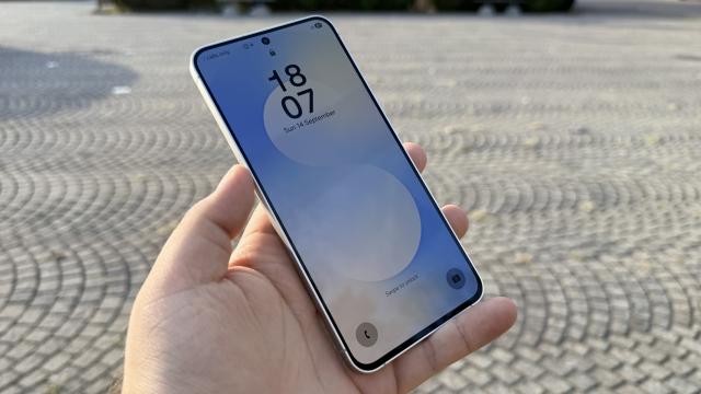 <b>Samsung Galaxy S25 FE: Scoruri familiare în benchmark-uri, cu ceva throttling</b>Încă din introducerea v-am anunțat că Samsung a ales să pună sub capota lui Galaxy S25 FE un procesor Exynos 2400. E același cipset integrat pe Galaxy S24 și S24+ în 2024, dar și pe Galaxy Z Flip7 FE în 2025. În teorie e un upgrade față de Exynos 2400e