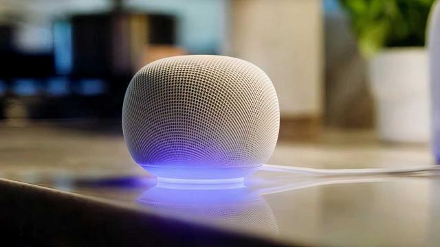 <b>Google prezintă cea mai nouă boxă din portofoliu, Home Speaker, cu acces la asistentul vocal Gemini; Ce se întâmplă cu dispozitivele mai vechi?</b>Google a prezentat oficial un nou smart speaker, denumit simplu Google Home Speaker. Ca noutate exclusivă odată cu acest debut este integrarea profundă cu Gemini, noul AI care îl înlocuiește treptat pe Google Assistant. Diferențele nu sunt doar de formă