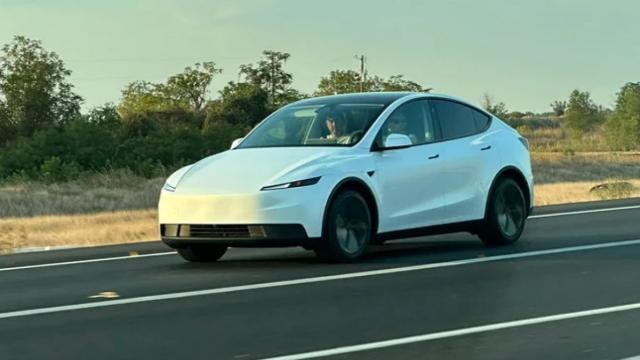 <b>Tesla Model Y în varianta mai "de buget" apare fotografiat fără camuflaj; Cât va costa?</b>În această vară Tesla a venit cu un Model Y facelift, care a adus câteva modificări vizuale la exterior precum banda LED frontală și acea bară LED din spate. Acum apare la orizont o variantă a sa mai accesibilă pe care o vedem 