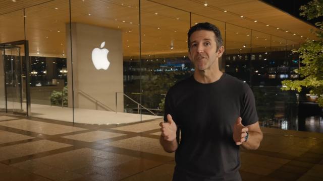 <b>Tim Cook ştie deja cine îl va înlocui la şefia Apple; Cine este John Ternus, posibilul viitor CEO Apple?</b>Tim Cook este deja CEO Apple de 14 ani şi a marcat intrarea companiei în segmentul giganţilor care valorează trilioane de dolari. Ei bine, Tim, deşi e în formă nu întinereşte şi deja şi-ar fi găsit un înlocuitor, pentru momentul când 
