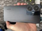 realme C55: Design care te prinde, muchii plate și aproape zero amprente în spate