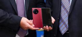vivo X Fold 2 prezentat oficial, în varianta roşie şi cu 3 camere Zeiss; Telefonul pliabil vine în aprilie