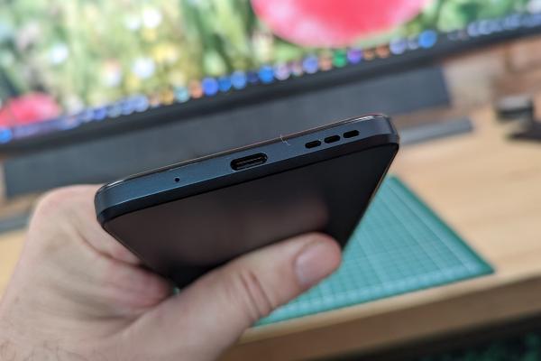 Motorola Moto G13: Conectivitate de smartphone entry-level 4G, cu radio FM