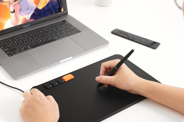 E LUNI e AMAZON: Azi vă recomandăm tableta grafică accesibilă Voila L, de la VEIKK, cu stilou sensibil și taste mecanice pentru scurtături