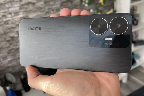 realme C55: Design care te prinde, muchii plate și aproape zero amprente în spate