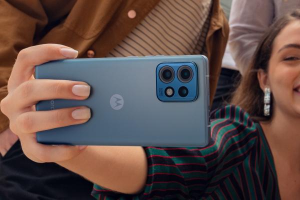 Motorola Edge 40 Pro e acum oficial! Primul Moto cu procesor Snapdragon 8 Gen 2 din Europa are display curbat de 165Hz, certificare IP68, setup foto avansat
