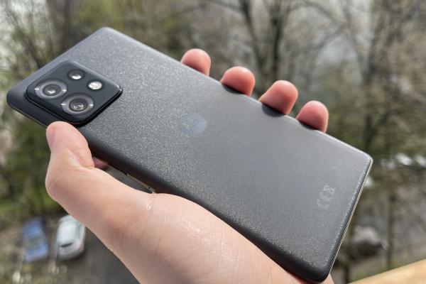 Motorola Edge 40 Pro: Design de mașină sport care nu vrea să iasă în evidență, dar cu sute de cai putere sub capotă