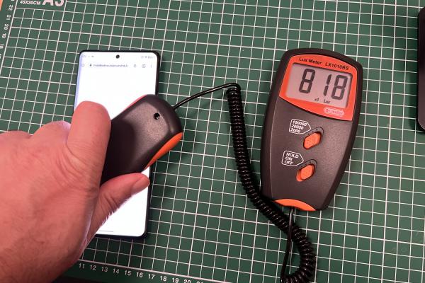 Luminozitate display Motorola Edge 40 Pro și ecranul văzut la microscop