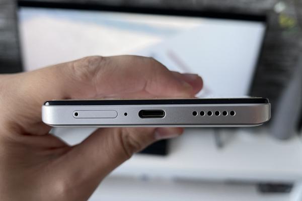 Redmi Note 12 Pro+ 5G: Acustică stereo cu speakere separate și înalte predominante