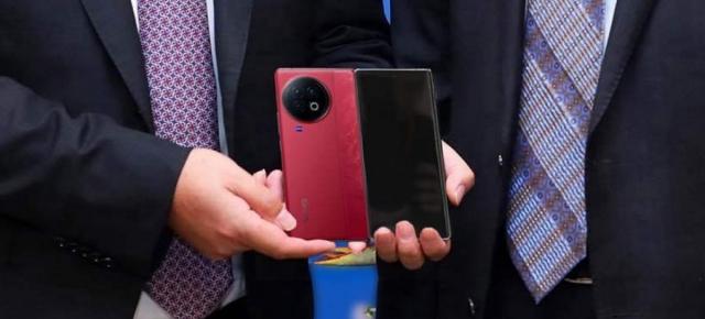 vivo X Fold 2 prezentat oficial, în varianta roşie şi cu 3 camere Zeiss; Telefonul pliabil vine în aprilie