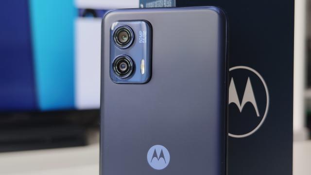 <b>Cum îţi faci telefonul mai sigur şi te aperi de hack-uri cu aplicaţia Moto Secure (Moto G73, G53)</b>Motorola nu e fitecine, vorbim despre compania care a inventat telefonul mobil în anii &#39;80, care a lansat primele telefoane modulare, care a fost deţinută de Google şi acum de Lenovo. De la Lenovo a preluat soluţii ThinkShield de securitate