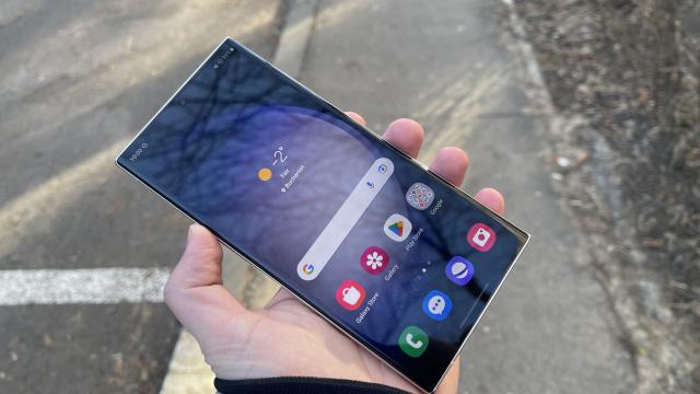 <b>Samsung Galaxy S24 Ultra ar urma să treacă la refresh rate de 144 Hz</b>După ce seria Galaxy S23 a primit o actualizare importantă pentru cameră şi tot vedem scăpări pentru Galaxy Z Fold 5 şi Z Flip 5, e momentul să ne gândim şi la anul 2024. Samsung Galaxy S24 şi Galaxy S24 Ultra tocmai au primit scăpări 
