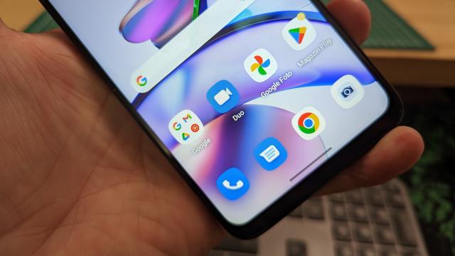 <b>Motorola Moto G13: OS, UI, aplicaţii - software-ul caracteristic Moto, cu tot ce ai nevoie + Android 13 din fabrică</b>Dacă ai pus mâna pe un smartphone Motorola în ultimii ani atunci știi la ce să te aștepți din punct de vedere software, Moto fiind compania care nu se aruncă la customizări extra, care nu sunt necesare. Așa se întâmplă și cu Motorola Moto G13