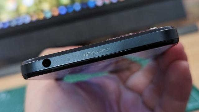 <b>Motorola Moto G13: Acustică stereo echilibrată, opțiuni Dolby Atmos, jack audio</b>Motorola pare că s-a hotărât să pluseze la nivel acustic în cazul tuturor smartphone-urilor din portofoliu. În mod surprinzător, Motorola Moto G13 aduce difuzoare stereo și chiar Dolby Atmos cu setări dedicate în zona de setări. În partea de sus