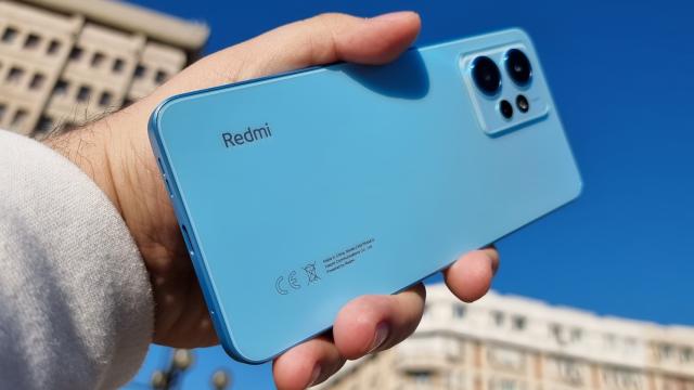 <b>Redmi Note 12 4G: Design pe bază de policarbonat, cu muchii drepte în stil iPhone 14</b>Redmi Note 12 4G e diferit la nivel de design față de varianta 5G. Aici primim un corp fabricat din policarbonat cu muchii drepte în stilul lui iPhone 14. Nu îți dai seama din fotografiile de pe web de această diferență, dar ea există și oferă un feeling
