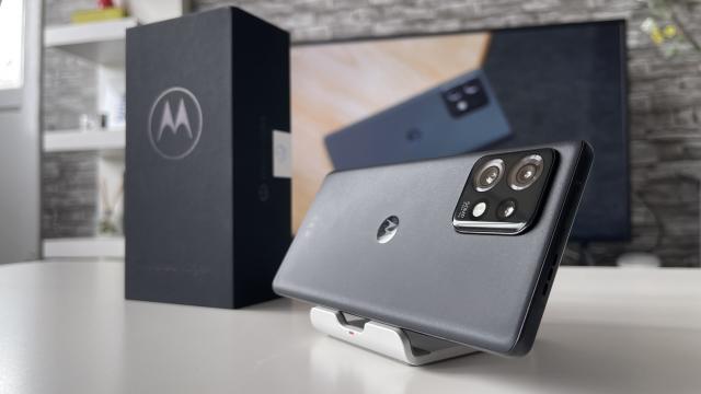 <b>Motorola Edge 40 Pro Unboxing: întoarcere la originile seriei, accent pe gaming, securitate</b>Motorola Edge 40 Pro a sosit şi dincolo de un rebranding pentru Moto X40 cel lansat în China deja, avem aici un telefon care se întoarce la originile seriei. Pune accent pe gaming şi securitate, pe capturi Portrait avansate, cel mai bun