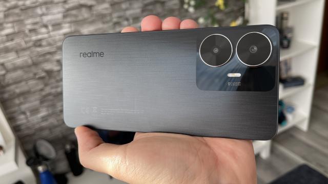 <b>realme C55: Design care te prinde, muchii plate și aproape zero amprente în spate</b>realme C55 este un smartphone mai arătos decât te-ai aștepta atunci când îi auzi numele, pentru că acel C vine de la accesibil, iar unele voci spun că telefonul de față arată chiar mai bine decât seria principală realme 10. C55, fiind telefon 