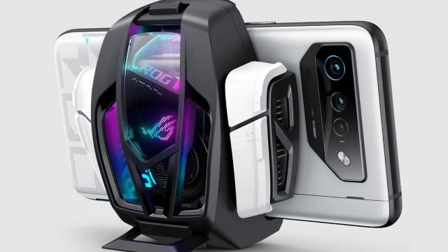 <b>ASUS ROG Phone 7 Ultimate este văzut în cele mai clare fotografii de până acum; Se lansează pe 13 aprilie</b>Segmentul dispozitivelor portabile de gaming e în plină tranziţie în acest moment şi dacă alde Black Shark şi Lenovo renunţa la telefoane de gaming, ei bine tot mai multe companii lansează rivali pentru Steam Deck. Inclusiv ASUS