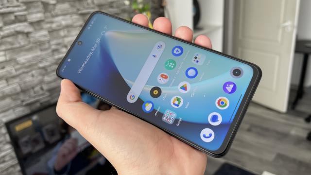 <b>realme C55: Conectivitate pe măsura așteptărilor, cu NFC, Wi-Fi rapid</b>Ca și elemente de conectivitate, pot spune că smartphone-ul realme C55 livrează o suită echilibrată de opțiuni, ținând cont de segmentul de preț în care se află. Asta înseamnă că vei primi Wi-Fi ac dual-band, Bluetooth 5.2 (A2DP, LE), plus GPS