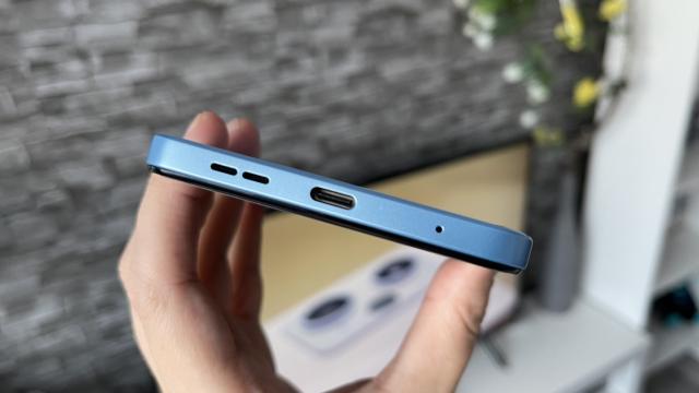 <b>Redmi Note 12 4G: Autonomie mulțumitoare, orientată mai mult spre consum media</b>Redmi Note 12 4G vine, la fel ca varianta 5G, cu baterie de 5000 mAh și are încărcător de 33W în cutie. E un model midrange accesibil, deci nu avem încărcare inversă sau wireless, evident. Primim port USB-C 2.0 în partea de jos, cu funcționalitate OTG