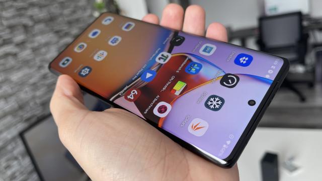 <b>Motorola Edge 40 Pro: Benchmark-uri de top 3, cu temperaturi ținute sub control</b>La începutul recenziei, l-am comparat pe Motorola Edge 40 Pro cu o mașină puternică, un supercar misterios care nu își dezvăluie performanța la prima vedere. Chiar avem un motor de top sub capotă și este vorba despre nimeni altul 