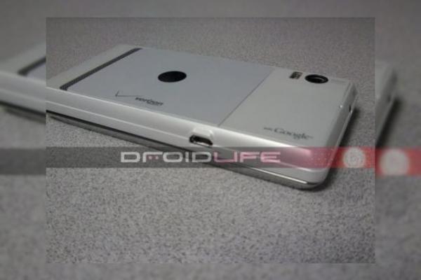 Imagini cu primul telefon cu procesor de 1.2 GHz: Motorola Droid 2 (World Edition)