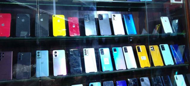 100 de milioane de telefoane zac în sertarele europenilor; Piața second-hand scade pentru prima dată după 2022