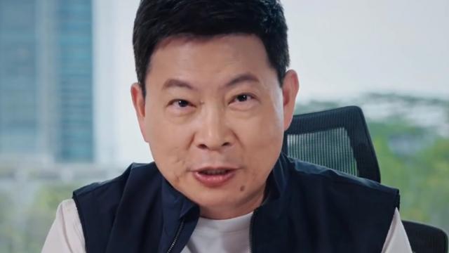 <b>Yu Chengdong, șeful Huawei Consumer BG: HarmonyOS nu este un Android modificat; Sistemul a fost scris de la zero pentru un ecosistem nativ conectat</b>Huawei vrea să rupă complet cu abordarea clasică „un dispozitiv, un sistem”. Într-un videoclip publicat pe 16 iunie, Yu Chengdong, șeful diviziei Consumer BG, a prezentat filosofia din spatele HarmonyOS – o platformă scrisă integral de Huawei, care nu..