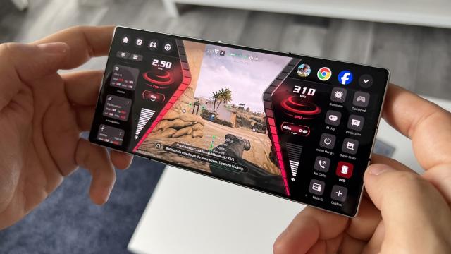 <b>REDMAGIC 10 Air: Hardware de top, cu mici rabaturi</b>REDMAGIC 10 Air este un telefon care păstrează spiritul agresiv și performanța brută caracteristică seriei, dar cu un design mai rafinat și o carcasă mai subțire, de doar 7,9 mm. Cântărește 205 grame și vine cu o construcție din sticlă față-verso