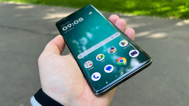 <b>Motorola confirmă sosirea lui Android 16 pe multe modele RAZR și Edge; Iată lista cu cele 29 telefoane pregătite de update</b>Ne apropiem cu pași repezi și de primele actualizări la Android 16 din partea partenerilor Google, asta după ce anterior update-ul sosea pe telefoanele Pixel. Astăzi cei de la Motorola confirmă modelele din portofoliu care vor face 