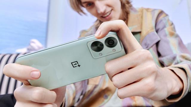 <b>OnePlus testează nișa telefoanelor de gaming; Un model experimental aduce baterie mare, procesor de top, butoane trigger</b>Smartphone-uri de gaming există de ani buni pe piață, zeci de modele debutând în ultimii 4-5 ani doar. Ei bine, pare că OnePlus vrea o „felie” din această nișă, testând la nivel experimental un adevărat telefon de gaming. Unii ar spune că au deja