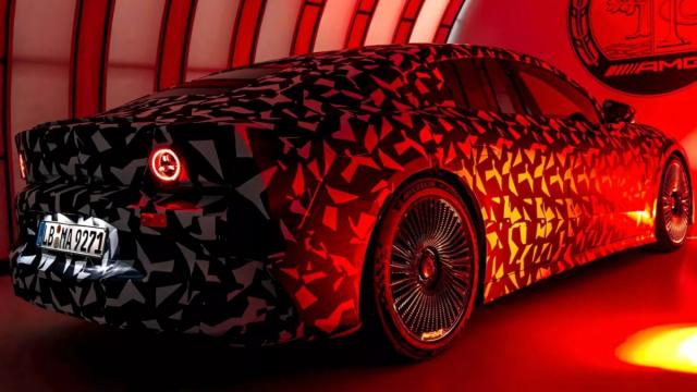 <b>Mercedes-AMG pregătește un bolid electric cu sunet ce imită motoarele V8 și care simulează schimbarea de trepte </b>Mercedes-AMG intră serios în zona electrică și pregătește un sedan care nu doar că va avea peste 1.000 de cai, dar vine și cu artificii menite să păstreze ADN-ul brandului. Mai exact, nemții vor să simuleze sunetul unui V8 