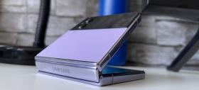 Samsung Galaxy Z Flip4: Design rafinat, balama regândită și la fel de compact în buzunar