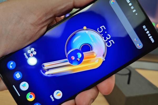 ASUS ZenFone 9: Display de calitate, dar cu muchii cam groase