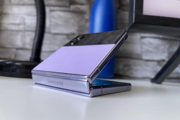 Samsung Galaxy Z Flip4: Design rafinat, balama regândită și la fel de compact în buzunar