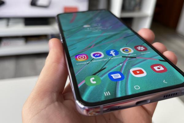 Samsung Galaxy Z Flip4: OneUI 4.1.1 la posturi, cu multe customizări și mod Light pentru sporit autonomia