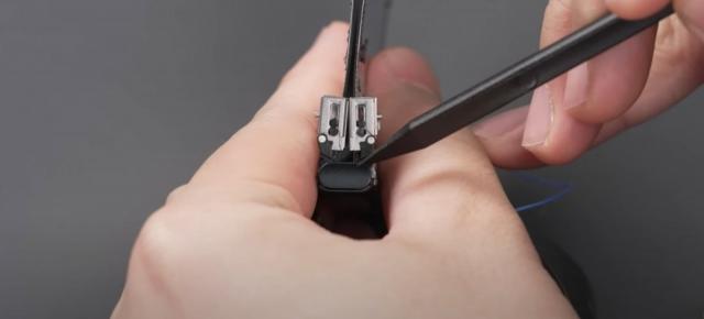 Motorola RAZR 2022 primeşte o disecţie; Cum e mai bună balamaua nouă faţă de cea veche? (Video)