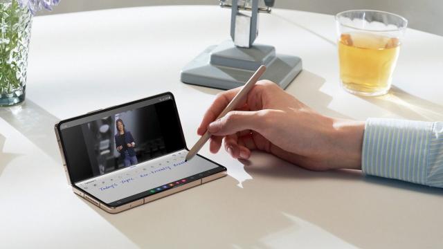 <b>Samsung Galaxy Z Fold4 devine oficial! O mașinărie de multitasking, cu Android 12L, cameră actualizată și cel mai nou Snapdragon (Video hands-on)</b>Revelionul Samsung a avut loc astăzi pe data de 10 august, ziua în care gigantul sud-coreean și-a prezentat cele mai noi smartphone-uri pliabile din portofoliu: Galaxy Z Fold 4 și Galaxy Z Flip 4. În materialul de față îl luăm la bani mărunți 