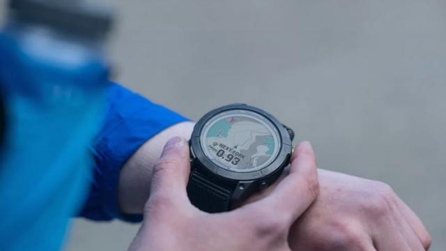 <b>Garmin Enduro 2 a sosit: ceas inteligent pentru atleţii de cursă lungă</b>Garmin a dezvăluit în această săptămână un ceas inteligent axat pe fitness, modelul Garmin Enduro 2, care e gândit pentru atleţii de cursă lungă. Purtabilul vine cu alimentare cu energie solară şi autonomie ce ajunge la 150 de ore cu GPS pornit
