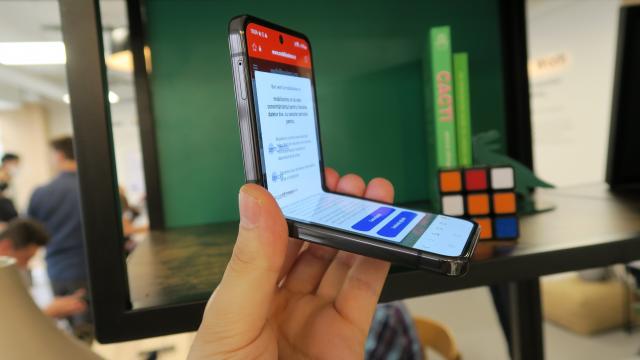 <b>Samsung Galaxy Z Flip4 Hands-on: Pliabilul cu clapetă este actualizat, cu o balama mai discretă, pliu camuflat și Snapdragon 8+ Gen1 (Video)</b>Această zi de 10 august 2022 a fost marcată de evenimentul Unpacked de vară, show în cadrul căruia gigantul sud-coreean Samsung a anunțat lansarea a două noi smartphone-uri pliabile. Vorbim desigur despre Galaxy Z Fold4 