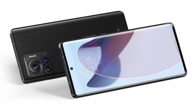 <b>Moto X30 Pro anunțat oficial drept primul telefon din lume echipat cu o cameră de 200 megapixeli; Are și încărcare la 120W, CPU Snapdragon 8+ Gen1</b>Evenimentul Motorola de astăzi a fost unul gradios și nu a însemnat doar lansarea lui Moto RAZR 2022 (pliabil cu clapetă), ci și anunțul primului telefon din lume echipat cu o cameră foto de 200 megapixeli. Acesta din urmă se numește