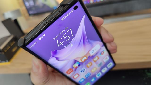 <b>Huawei Mate Xs 2: Hardware tunat cu şublerul faţă de predecesor, cu limitările impuse</b>Huawei Mate Xs 2 este un telefon pliabil din 2022, dar care face unele compromisuri cu privire la componente, din motivele deja cunoscute. Astfel, se prezintă cu un CPU Snapdragon 888 lansat în decembrie 2022 şi asta doar în versiunea 4G.