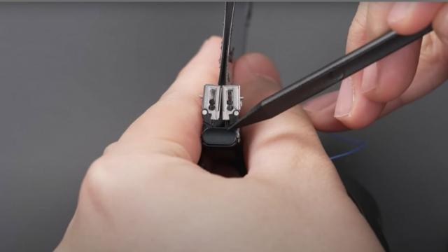 <b>Motorola RAZR 2022 primeşte o disecţie; Cum e mai bună balamaua nouă faţă de cea veche? (Video)</b>Motorola a prezentat telefonul pliabil Moto RAZR 2022 pe 11 august, iar acum toată lumea se întreabă cât de rezistenTă este nouă balama. Telefonul a lăsat în urmă bărbia şi a mărit ecranul exterior, iar acest design reprezintă o revoluţie faţă