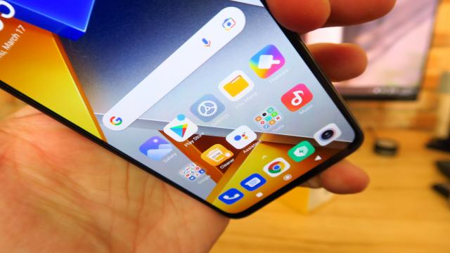 <b>POCO M4 Pro 4G: OS, UI, aplicaţii cu un MIUI mai fresh decât pe POCO M4 Pro 5G</b>E greu să mai fim surprinși de MIUI în ziua de azi, chiar şi în versiunea POCO. Ştim exact cu ce se mănâncă şi aşteptam acum versiunea viitoare. În mod inedit, POCO M4 Pro 5G a debutat doar cu MIUI 12.5 la bord, dar POCO M4 Pro 4G adopta MIUI 13, bazat..