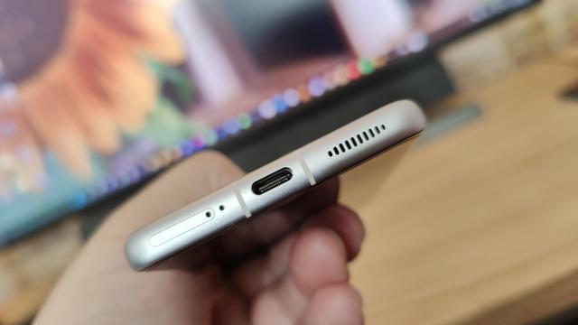 <b>Xiaomi 12: Acustică stereo echilibrată şi puternică</b>Avem la dispoziţie aici nişte difuzoare stereo foarte bine echilibrate şi puternice. Nu m-aş fi gândit că la dimensiunile lui Xiaomi 12 încap şi speakere de calitate. Bas cât cuprinde, înalte savuroase la muzică trance de la Armân şi solo-uri de chitară..