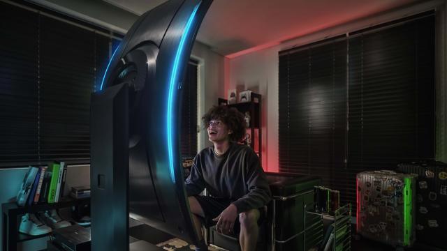<b>Samsung lansează Odyssey Ark - un monitor de gaming uriaș (139 cm) ce aduce și un mod "cockpit"</b>După cum bine știți, cei de la Samsung activează și în zona de gaming - asta prin intermediul monitoarelor dedicate din seria Odyssey. Astăzi lineup-ul numără cu un membru în plus, odată cu lansarea gigantului numit Samsung Odyssey Ark 