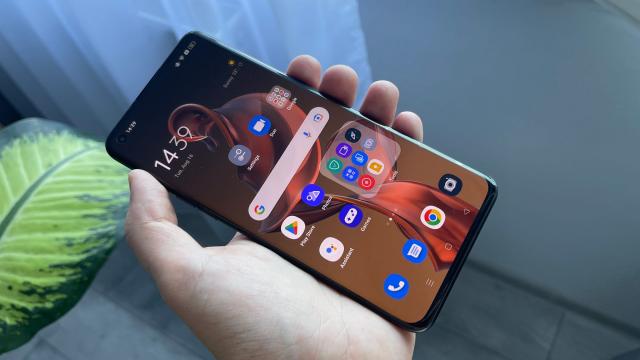 <b>Am testat ColorOS 13 Beta + Android 13 pe OPPO Find X5 Pro! Multe schimbări vizuale, wallpaper Wellbeing, foldere mai mari și verificare comandă Glovo/Tazz din Always on Display</b>Această zi de 18 august a marcat și lansarea lui ColorOS 13 Beta, release bazat pe Android 13 care aduce o mulțime de noutăți la capitolul personalizare. Pentru început sosește doar în anumite regiuni, dar noi am avut ocazia 