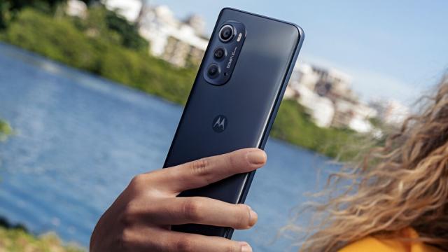 <b>Motorola Edge (2022) inaugurează procesorul MediaTek Dimensity 1050, tocmai a deubtat cu ecran de 144 Hz OLED</b>Motorola nu se opreşte după lansările de săptămâna trecută şi după Motorola S30 Pro şi X30 Pro, acum ne prezintă şi un Motorola Edge (2022). Acesta este primul telefon cu procesor MediaTek Dimensity 1050 şi aduce şi un ecran generos cu refresh rate