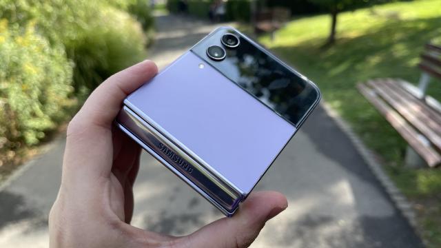 <b>Samsung Galaxy Z Flip4: Hardware de ultimă oră, cu un upgrade mult așteptat pentru baterie</b>Samsung Galaxy Z Flip4 este un pliabil de top al anului 2022, optând pentru cel mai nou procesor de pe piață la momentul de față și anume Qualcomm Snapdragon 8+ Gen1, un cipset produs de TSMC pe 4nm, mai eficient din punct 